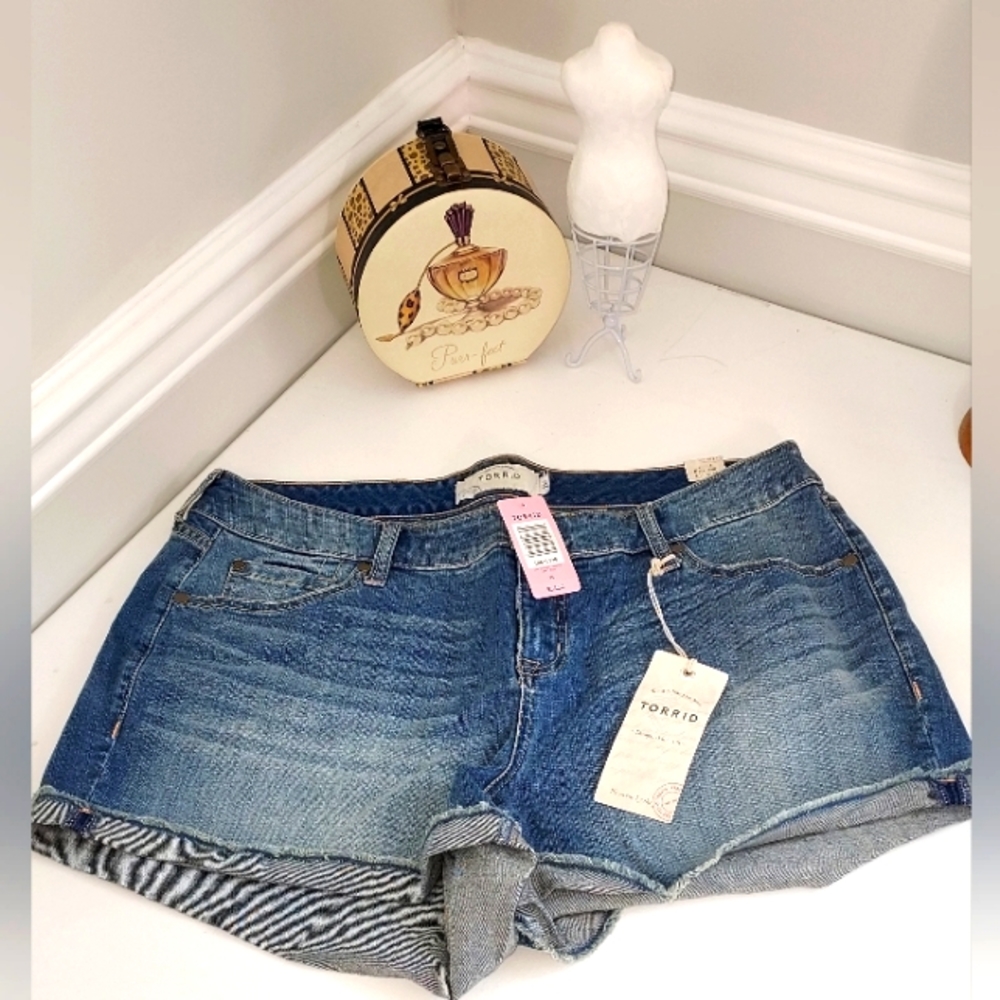 Torrid Medium Wash 5 Pocket Stretch Jean Shorts